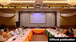 ၂၁ ရာစုပင်လုံညီလာခံအကြို နိုင်ငံတော်အတိုင်ပင်ခံ ပုဂိုလ် ဒေါ်အောင် ဆန်းစု ကြည်နဲ့ တိုင်းရင်းသားလက်နက်ကိုင်အဖွဲ့ခေါင်းဆောင်များ တွေ့ဆုံဆွေးနွေးစဉ်