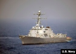 美军麦坎贝尓号导弹驱逐舰2010年5月在西太平洋航行(美国海军照片)。