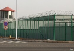 在中国西部新疆地区阿图什昆山工业园区,周围可以看到一座警卫塔和带刺铁丝网的一处设施。这是新疆地区越来越多的拘留营之一。