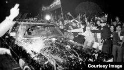 克里斯托弗座车遭台湾民众“蛋洗” (CTS历史资料画面截图)