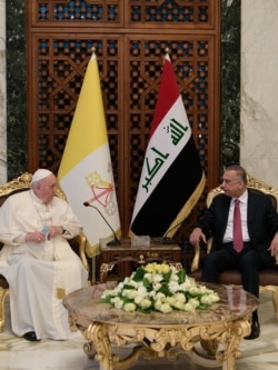 Thủ tướng Iraq Mustafa Al-Kadhimi chào mừng DGH Francis tại phi trường quốc tế Baghdad, ngày 5/3/2021.Vatican Media/Handout via REUTERS