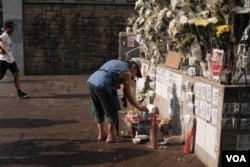 港铁太子站C1出口的街对面,也是旺角警署旁边的被民众用来纪念8.31太子站事件,放眼望去遍地白色鲜花(2019年9月18日,美国之音鸣笛拍摄)