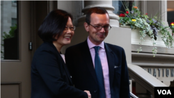 资料照:民进党主席蔡英文与美台商会会长韩儒伯 (美国之音夕夕拍摄)