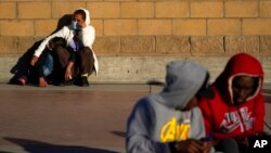 Người di cư đang chờ tin về các thay đổi chính sách nhập cư của Mỹ tại khu vực biên giới Tijuana, Mexico, vào ngày 19/2/2021.