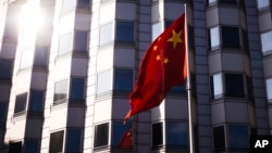 中国国旗在中国驻柏林大使馆门前飘扬。(2024年4月23日)