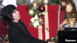 2001年12月9日,李云迪在香港的一个购物中心演奏。