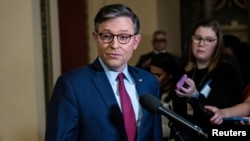 资料照片:美国众院议长约翰逊在国会山对媒体讲话。(2024年9月18日)