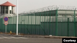 在中国西部新疆地区阿图什昆山工业园区,周围可以看到一座警卫塔和带刺铁丝网的一处设施。这是新疆地区越来越多的拘留营之一。