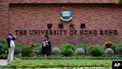 资料照:香港大学学生在校园拍照。(2021年7月16日)