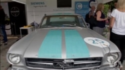 无人驾驶的1965年福特野马轿车