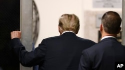 美国共和党总统候选人、前总统唐纳德·特朗普(Donald Trump)2024年5月28日在纽约一家法庭完成了对他封口费案的结案陈述后离开法庭。(美联社)