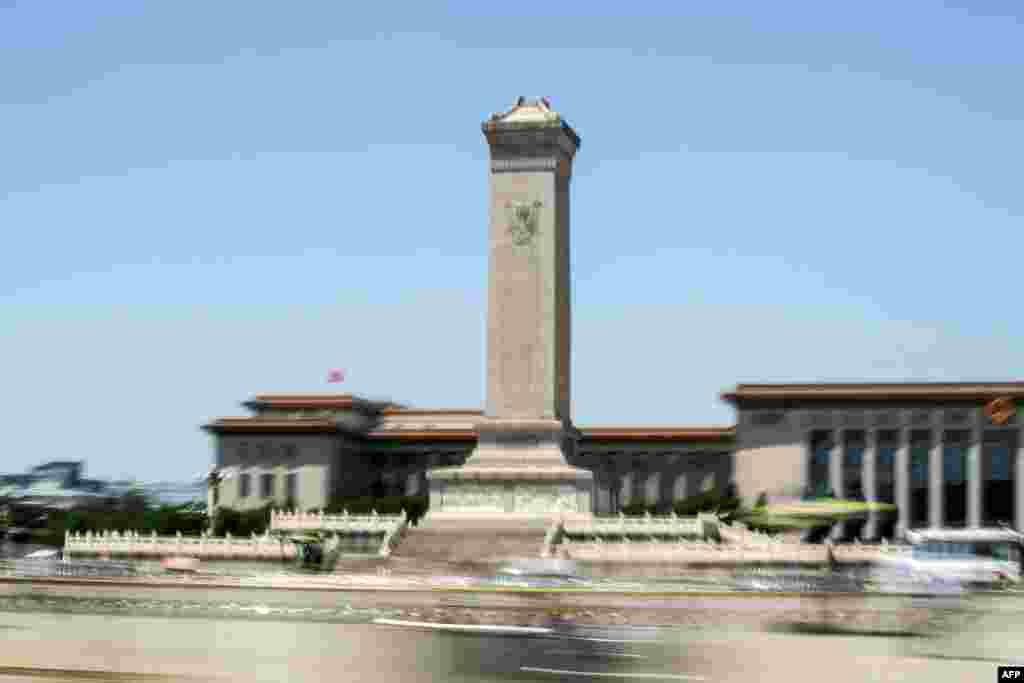 2018年6月4日,严密戒备下的北京天安门广场,人民英雄纪念碑周围空空荡荡。