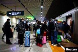 湖北武汉火车站排队等待上火车的旅客。(2023年1月1日)