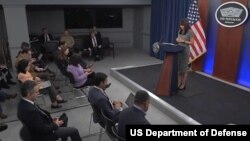 21일 사브리나 싱 국방부 부대변인이 기자브리핑 중 질문에 답하고 있다.