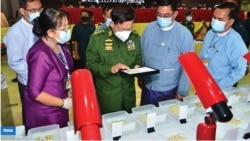 ဗြိတိန်ကုမ္ပဏီတွေ မြန်မာပြည်ထွက်ကျောက်မျက် မရောင်းချရေး လှုပ်ရှားသူတွေတောင်းဆို
 ဗြိတိန်ကုမ္ပဏီတွေ မြန်မာပြည်ထွက်ကျောက်မျက် မရောင်းချရေး လှုပ်ရှားသူတွေတောင်းဆို