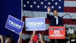 Ông Ron DeSantis đi vận động ở Iowa