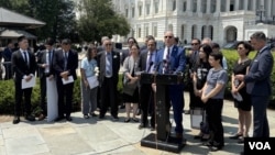 美国国会众议院中共问题特设委员会的共和与民主两党议员6月4日在国会大厦外举行新闻发布会，纪念1989年“六四”天安门事件36周年。（发言者为委员会主席约翰·穆勒纳尔，美国之音记者利平Michael Lipin拍摄）