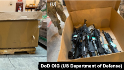 美国国防部监察长办公室2024年9月11日公布的《评估国防部对提供台湾‘总统提取’装备的追踪与问责》报告中的照片,显示美国国防部交付台湾的“总统提取”装备被运送到加州特拉维斯空军基地时有自动枪被不当包装。(图片来源:美国国防部监察长办公室)