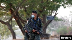 မတ်လ ၁၈ ရက်နေ့က ထိုင်း-မြန်မာနယ်စပ် ထိုင်းနယ်ခြားစောင့် တပ်သားများ (ဓါတ်ပုံ- REUTERS/Soe Zeya Tun)