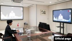 စင်္ကာပူ-မြန်မာ သဘောတူညီချက်ကို စင်္ကာပူနိုင်ငံဘက်က ဝန်ကြီးချုပ်ရုံး ဝန်ကြီး နဲ့ ဘဏ္ဍာရေး ဒု ဝန်ကြီးအဖြစ် တာဝန်ယူထားတဲ့ Indranee Rajah က အသိသက်သေအဖြစ်ဆောင်ရွက်ပြီး ဗွီဒီယိုက တဆင့် လက်မှတ်ရေးထိုး (ဓါတ်ပုံ-Infrastructure Asia (IA)