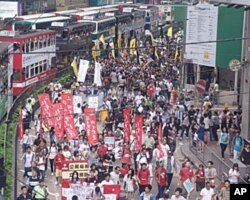 游行示威行进中,记者估计人数近两千