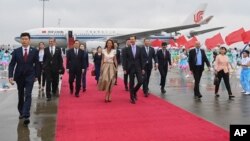 资料照:中共官媒新华社发布照片显示,叙利亚总统阿萨德与夫人乘坐中国航空公司的飞机抵达杭州参观访问。(2023年9月1日)