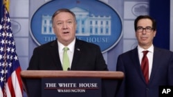 美国国务卿蓬佩奥(左)和财政部长姆努钦在白宫的记者会上宣布对伊朗实施新一轮严厉制裁。(2020年1月10日)