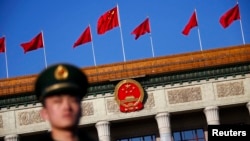 北京人民大会堂与武警战士(资料照片)