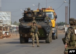 在代号为“红蝴蝶”的行动中,法国军队在中非共和国首都班吉巡逻。(2013年12月25日)