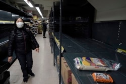 新冠疫情爆发初期香港一家超市被买空的大米货架。(2020年2月7日)