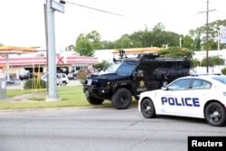 警察封锁了路易斯安那州事发地的道路(2016年7月17日)
