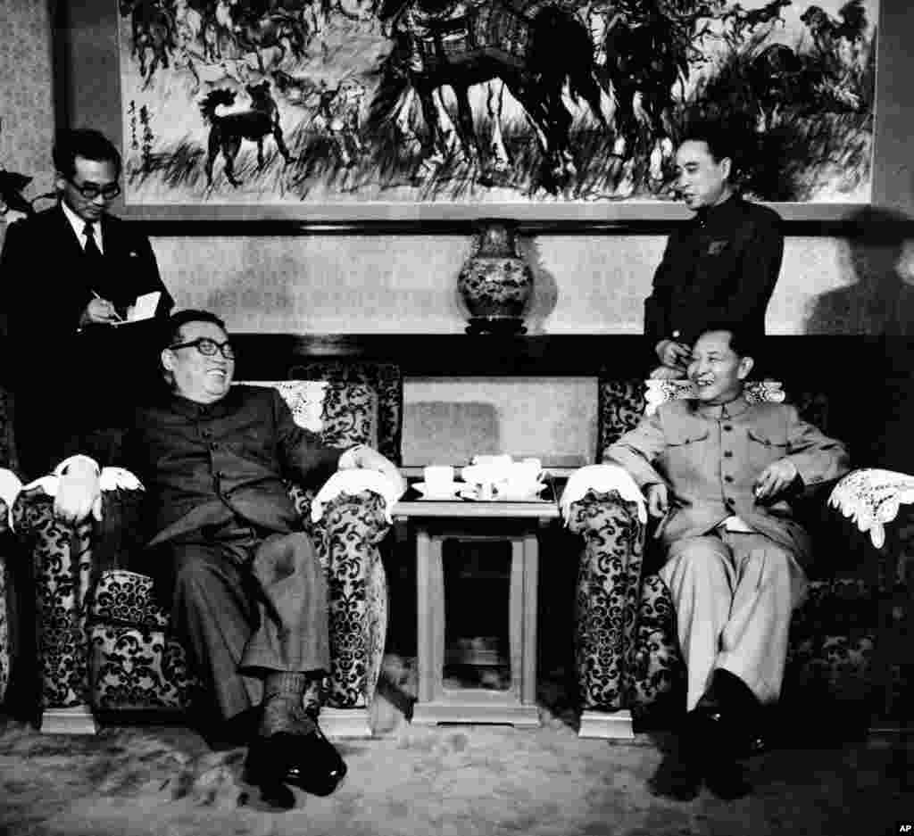 朝鲜中央通讯社的照片显示,1982年9月17日,朝鲜领导人金日成在北京与中国共产党总书记胡耀邦会晤。