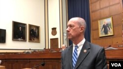 美国国会军事委员会共和党领导人索恩伯里(Mac Thornberry)2020年2月12日接受记者联访(美国之音黎堡摄)