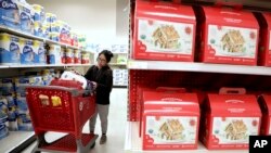 在新泽西州爱迪生市塔吉特百货公司(Target store),一名购物者在把一件商品放进购物车之前先看了看(2018年11月16日)。