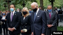 资料照片:美国总统拜登及夫人在纽约州前州长科莫的陪同下参加纽约市911攻击事件19周年的纪念活动(2020年9月11日)