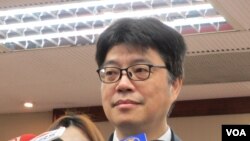 台湾陆委会副主委邱垂正4月15号在立法院接受媒体采访