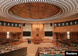 中国援建的津巴布韦议会大厦竣工,举行媒体开放日活动,让人们参观。(2022年6月29日)