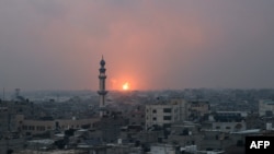 2023年12月5日,在加沙地带南部拉法拍摄的这张照片显示,以色列和哈马斯武装分子之间的战斗仍在继续,汗尤尼斯发生爆炸。(法新社照片)