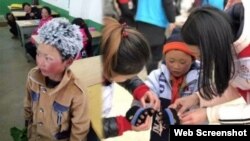 “冰花男孩”王福满。云南山区鲁甸的8岁小学生王福满身穿单薄的衣服攀爬山路走到学校,头发上结满了白白的冰花(微博图片)。这张照片传遍中国,也成为世界各大媒体最抢眼的新闻和图片,使王福满瞬间成为中国、甚至世界名人。