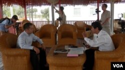 ဦးရော်နီညိမ်း နဲ့ ဝမ်ပေါင် ဦးဆောင်ညွှန်ရေးမှူး Mr. Geng Yi