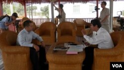 ဦးရော်နီညိမ်း နဲ့ ဝမ်ပေါင် ဦးဆောင်ညွှန်ရေးမှူး Mr. Geng Yi