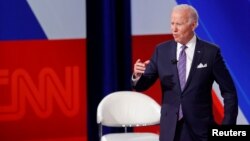 拜登总统在马里兰州的巴尔的摩参加CNN主办的一次市民大会。(2021年10月21日)