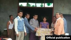 ရခိုင်ပြည်နယ် ဝန်ကြီးချုပ် ဦးညီပုနဲ့ ကယ်ဆယ်ရေးနဲ့ ပြန်လည်နေရာချထားရေး ဝန်ကြီးဌာန ပြည်ထောင်စု ဝန်ကြီး ဒေါက်တာ ဝင်းမြတ်အေးတို့ ဒေသခံတွေကိုတွေ့ဆုံစဉ်
