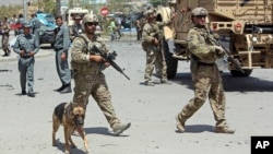 Binh sĩ thuộc lực lượng NATO và Afghanistan tại hiện trường sau một vụ tấn công tại Kabul, ngày 10/8/2014.