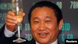 中国铝业巨头忠旺集团董事长刘忠田庆贺该集团在香港上市(2009年5月8日)