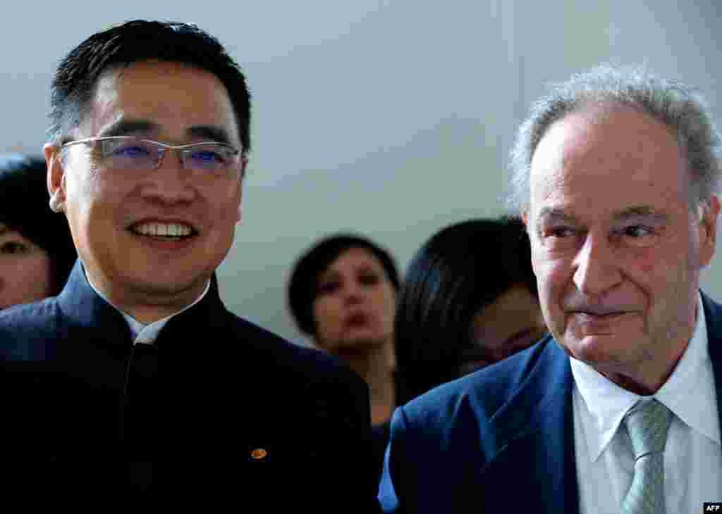 2016年7月4日,中国海航集团董事长王健和法国Pierre et Vacances集团董事长杰拉德·布雷蒙德在巴黎出席两个集团合资项目的签字仪式。