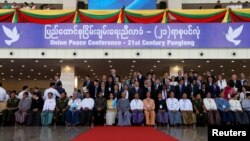 ၂၁ ရာစု ပင်လုံညီလာခံ အဖွင့်မှာ အစိုးရနဲ့ တိုင်းရင်းသား ခေါင်းဆောင်တွေ စုပေါင်းဓာတ်ပုံရိုက်။ ဓာတ်ပုံ - ရိုက်တာ။
