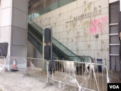 2019年6月22日,香港学界抗议者投掷在警察总部墙上的鸡蛋痕迹依然可见 (美国之音记者申华拍摄)