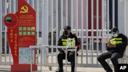 保安人员看守北京国际会展中心,海外抵达北京的旅客都要在这里接受集中隔离与检测。(2020年3月15日)