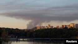 Cпочатку аналітики припускали, що російська атака на Авдіївку спрямована на відволікання сил Києва від контрнаступу, але зараз вважають її намаганням просуватися вперед та “переломити хід війни”. На фото: Авдіївка під обстрілами, 11 жовтня 2023 р. REUTERS/Alexander Ermochenko